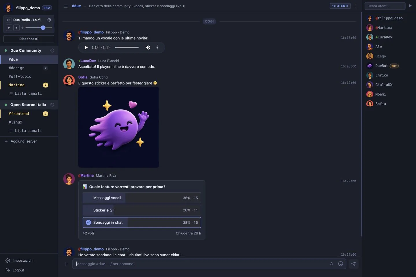 Il client IRC Due aperto nel browser: elenco delle reti e dei canali a sinistra, conversazione con avatar, messaggio vocale e sondaggio al centro, utenti del canale a destra